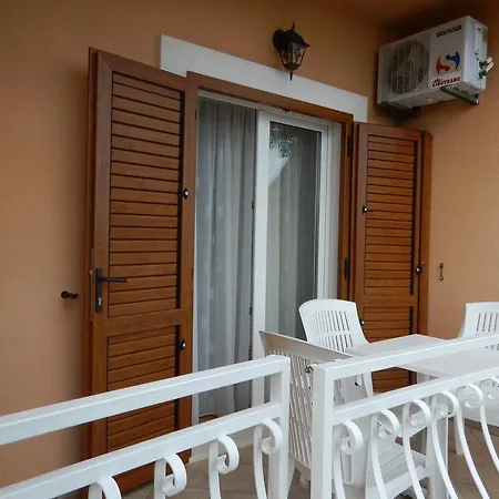 Apartments Kapetan Jure Brela Exterior photo