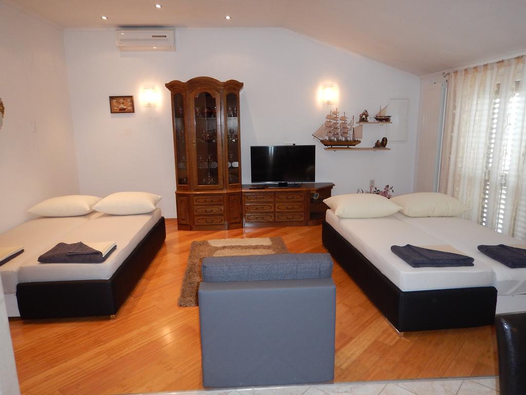Kapetan Jure Apartment *